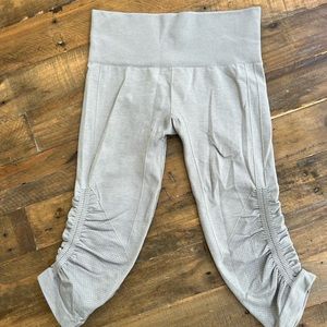 Lululemon In The Flow Crop size 4 light grey